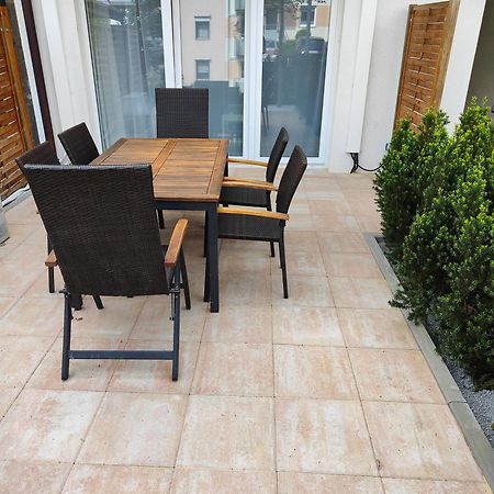 Eleonoras Ferienwohnung In Wuerzburg Stadt Mit Terrasse Im Erdgeschoss Inklusive Eigenen Parkplaetzen Vor Der Tuer المظهر الخارجي الصورة
